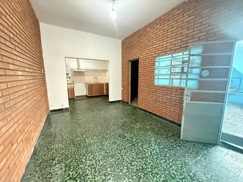 Casa 6 ambientes con 2 baños