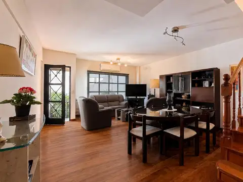 Triplex con cochera doble y jardín en Saavedra