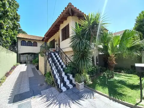 Amplia casa en muy buen estado! Inmejorable ubicación!