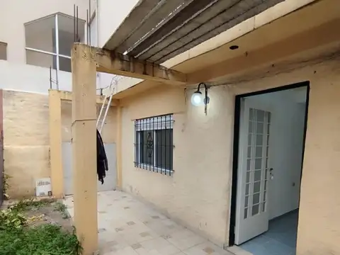 ALQUILER PH 2 AMBIENTES CON PATIO, CHILAVERT