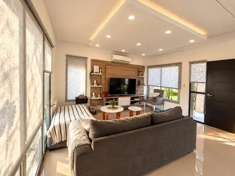 Casa en Venta con 4 cocheras