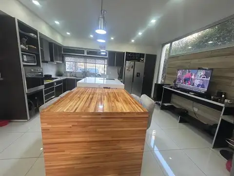 Casa en Venta con 4 cocheras