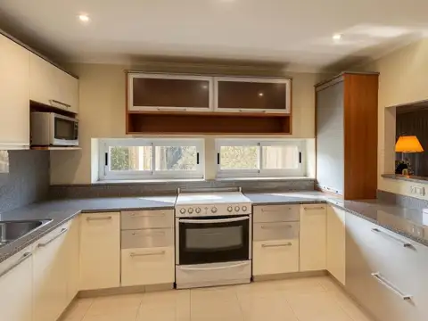 Casa en Venta con 4 cocheras