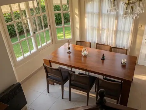 Casa 8 ambientes con 3 baños
