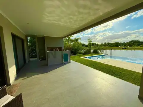 Casa en Venta con 4 cocheras