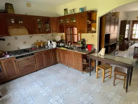 Casa 6 ambientes con 2 baños