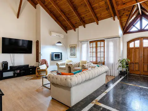 VENTA/ PERMUTA- Casa de 3 dormitorios, con galería, cochera y pileta- en Cañada De Gómez, Santa Fe