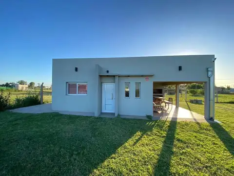 Casa en venta - 2 Dormitorios 1 Baño - Chacabuco