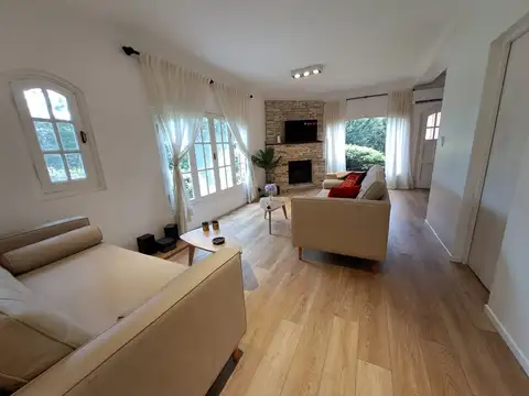 Casa en Alquiler con 3 cocheras