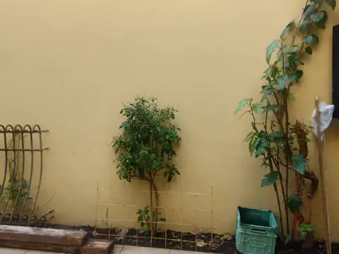 Casa con garage de 4 ambientes terraza y departamento de un ambiente