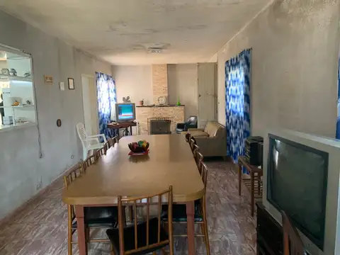 EN VENTA  CALIDA CASA DE PUEBLO CON GRAN SUPERFICIE y PILETA EN AGUSTINA (BA).
