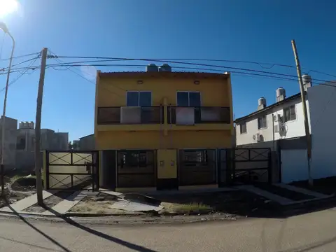 Dúplex 2 dormitorios en alquiler con patio y cochera en José C. Paz