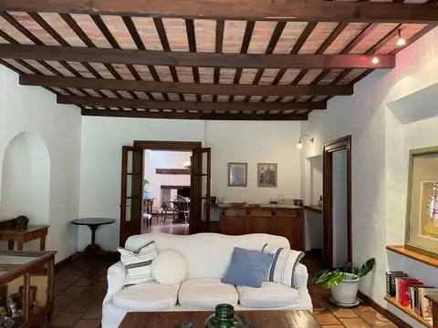 Casa 9 ambientes con 4 baños