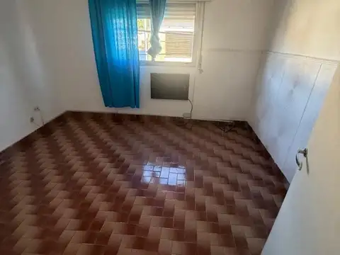 Casa de dos plantas con cochera Dumont  al 1200