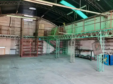 VENTA, AMPLIO GALPON CON OFICINAS, EXELENTE ESTADO