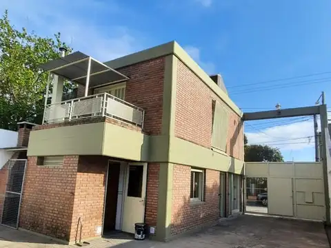 VENTA, AMPLIO GALPON CON OFICINAS, EXELENTE ESTADO