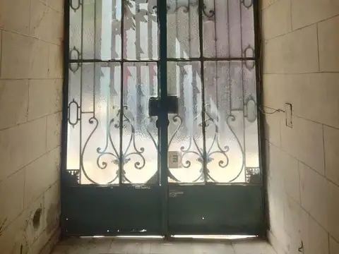 Casa 9 ambientes con 2 baños