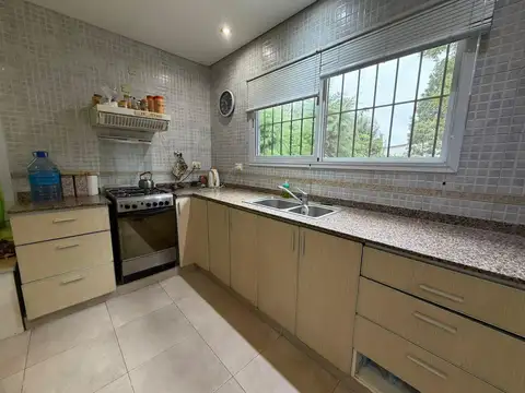 Casa 4 ambientes con 2 baños