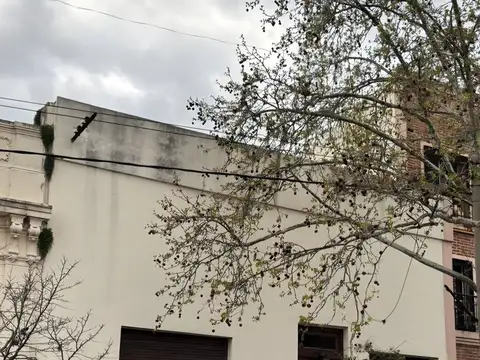 Casa en venta Centrica. De tres dormitorios, cocina, baño y amplio terreno. Centrica. Lista para  reciclar.