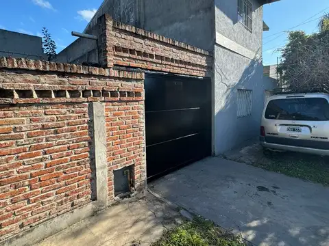 VENTA - CASA 3 AMBIENTES - DOBLE PORTON DE ACCESO - GARAGE - TERRAZA - JARDIN -