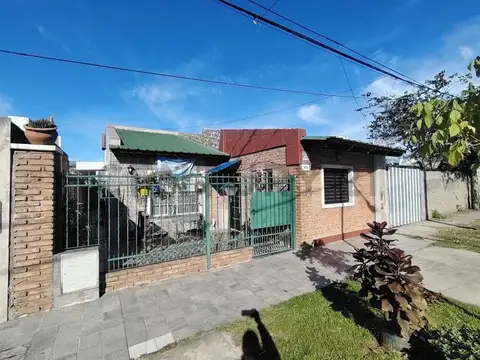 CASA 3 DORMITORIOS EN BARRIO LOS NARANJOS