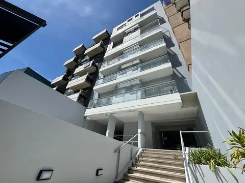 Maravilloso departamento en dúplex con cochera, terraza y piscina propia en venta, en Vicente López.