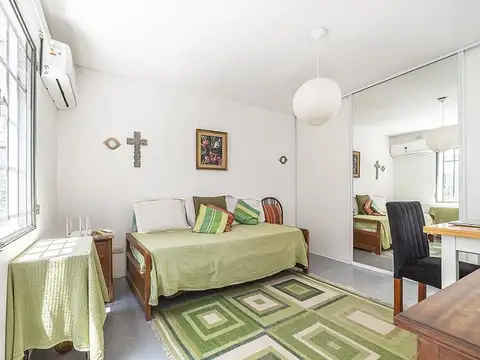 PH en venta de 2 ambientes en planta baja y primer piso con amplio patio.