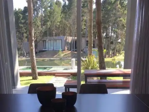 Casa 6 ambientes con 2 baños