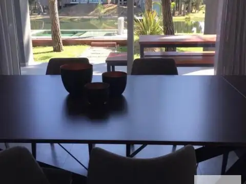 Casa 6 ambientes con 2 baños