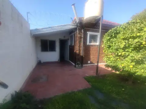 CASA TIPO PH AL FONDO, CON PATIO Y JARDÍN. SIN EXPENSAS.