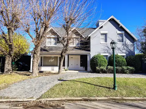 Excelente Casa De 4 Ambientes Con Pileta En Barrio Septiembre - Escobar