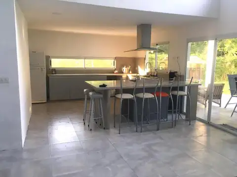 Casa 5 ambientes con 4 baños