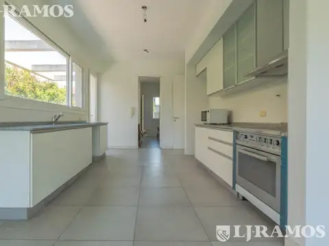 Casa en Alquiler con 4 cocheras