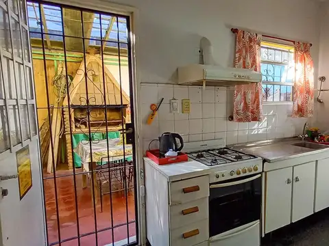 Casa 4 ambientes con 2 baños