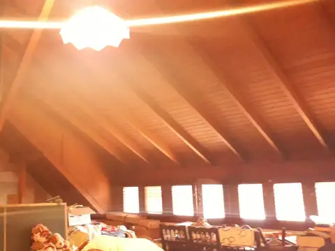 Excelente casa en 3 plantas. Con cochera y quincho. Fondo libre. Quilmes este. Consulte 