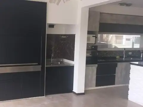 Hermosa casa en alquiler anual Area 10 San Sebastian