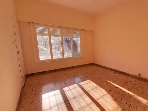 CARAPACHAY - LOTE PROPIO - 4 AMB CON JARDÍN Y GARAJE!