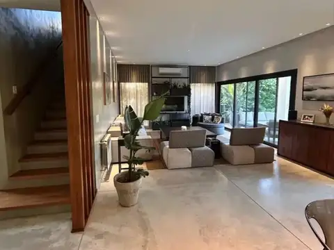 Casa 5 ambientes con 3 baños