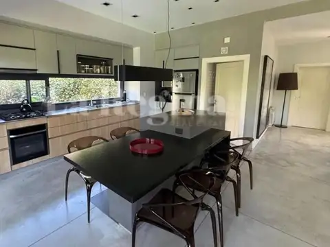 Casa en Alquiler con 4 cocheras