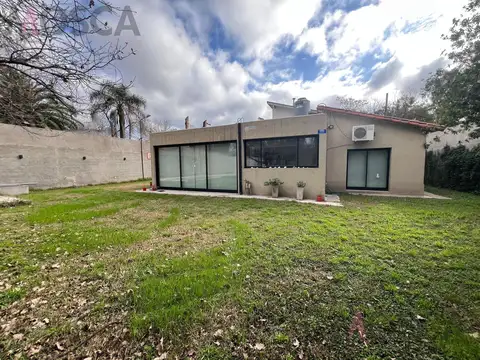 Casa en  venta  a metros autopista con pileta en Moreno
