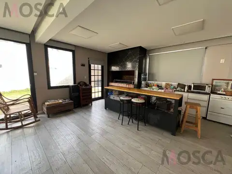 Casa en  venta  a metros autopista con pileta en Moreno