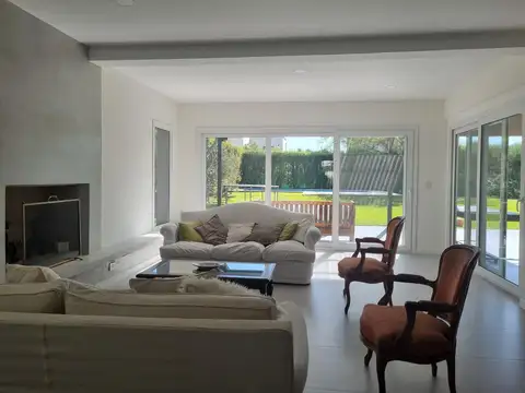 Casa 8 ambientes con 4 baños
