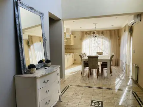 Casa 5 ambientes con 4 baños