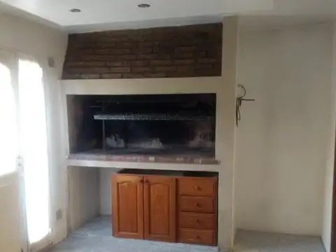 DUPLEX C/ 4 DORMITORIOS EN P.A Y COCHERA P/2 AUTOS - U$S 140.000.-