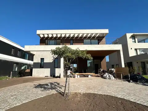 Exclusiva casa al río con muelle propio en venta  – Nordelta El Yatch