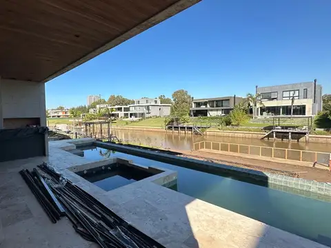 Casa 6 ambientes con 8 baños