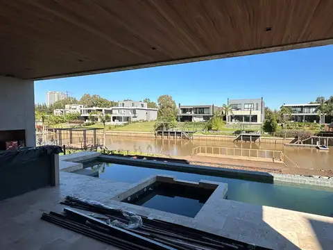 Casa en Venta con 4 cocheras