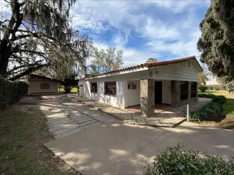 VENTA/PERMUTA - Casa de 4 dormitorios, 2 baños, cocheras y piscina. Villa La Ribera - Santa Fe.