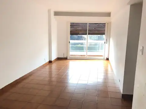 DEPARTAMENTO 4 AMBIENTES AL FRENTE CON BALCÓN Y PATIO