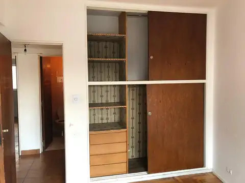DEPARTAMENTO 4 AMBIENTES AL FRENTE CON BALCÓN Y PATIO